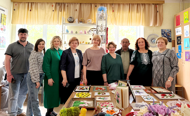 Викладачі біля виставки робіт студентів